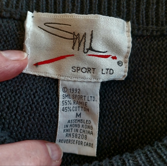 You are going to attract attention in this vintage size medium sequined sweater - Picture 10 of 10